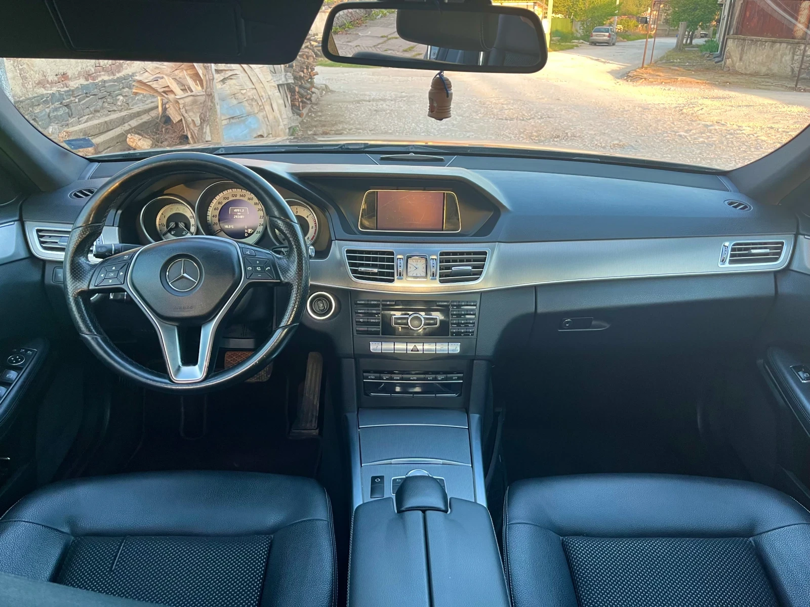 Mercedes-Benz E 200, снимка 10 - Автомобили и джипове - 54335635