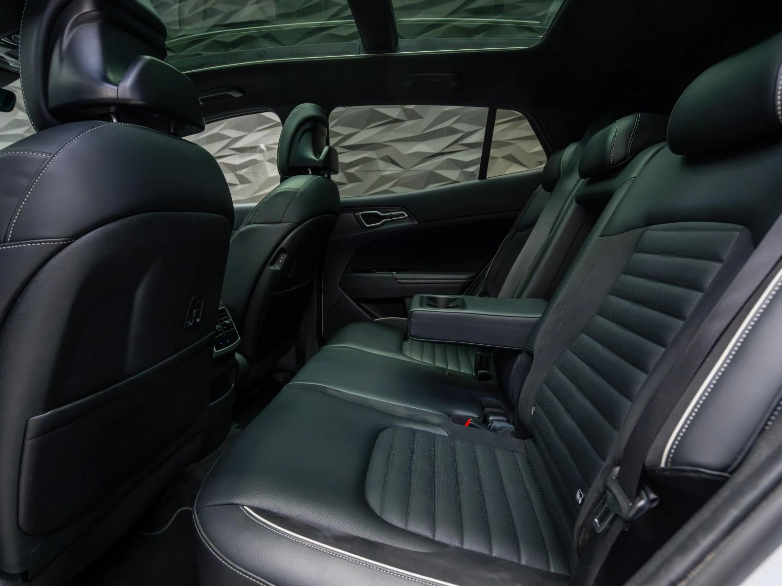 Kia Sportage 1.6 T-GDi* GT Line* 360 Cam* Pano* Обдухв*  - изображение 8