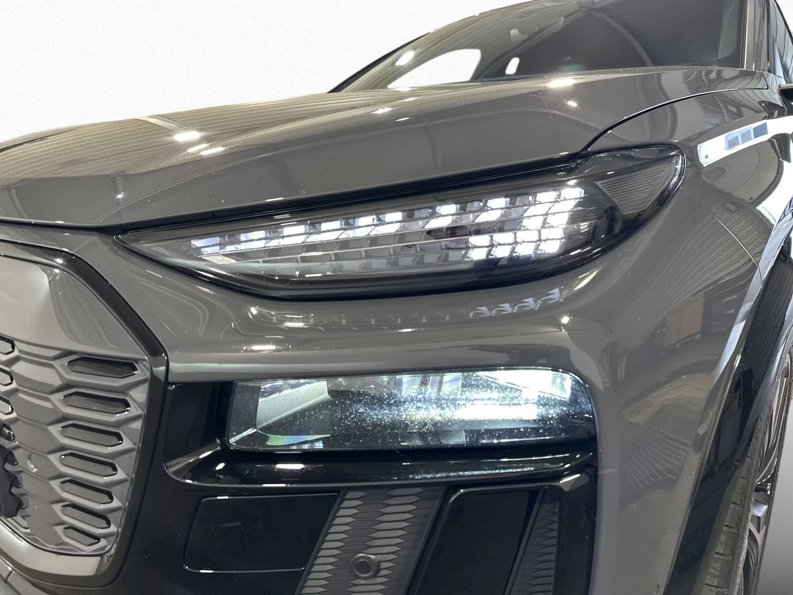 Audi Q6 Full S-Line Matrix DISTR PANO AIR 360 HUD Winter P, снимка 2 - Автомобили и джипове - 55715628
