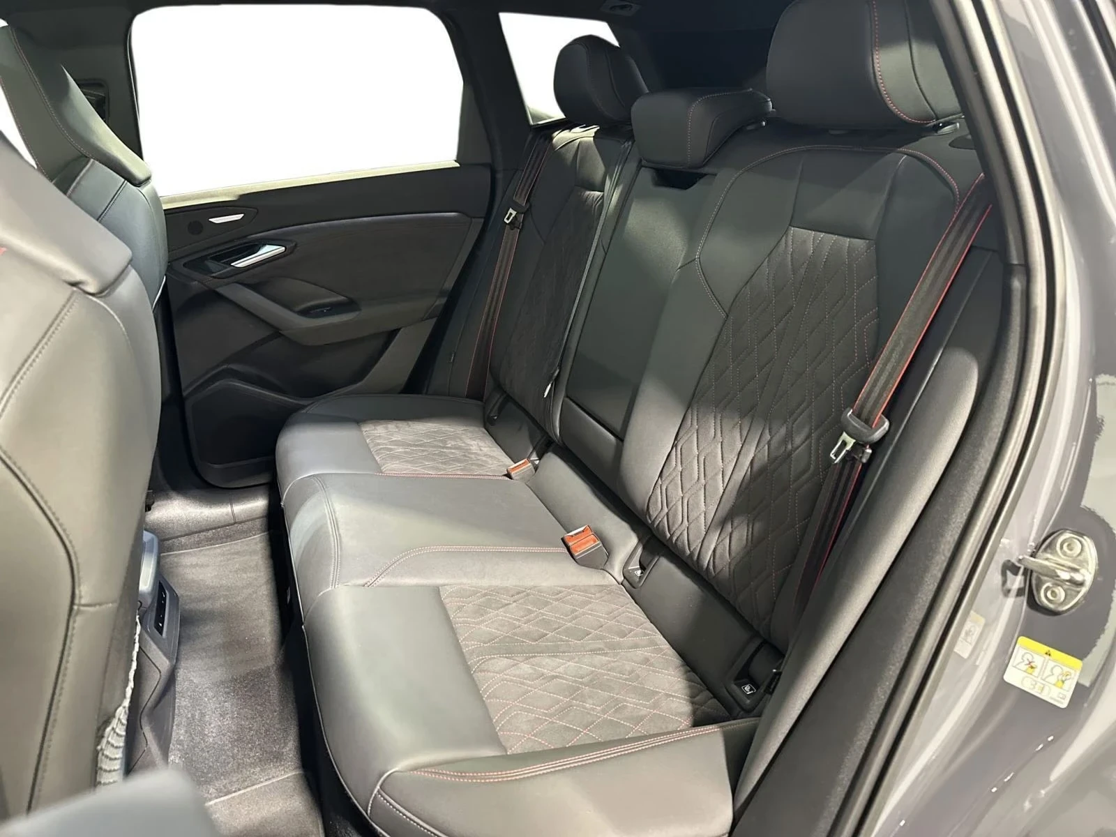 Audi Q6 Full S-Line Matrix DISTR PANO AIR 360 HUD Winter P, снимка 14 - Автомобили и джипове - 55715628