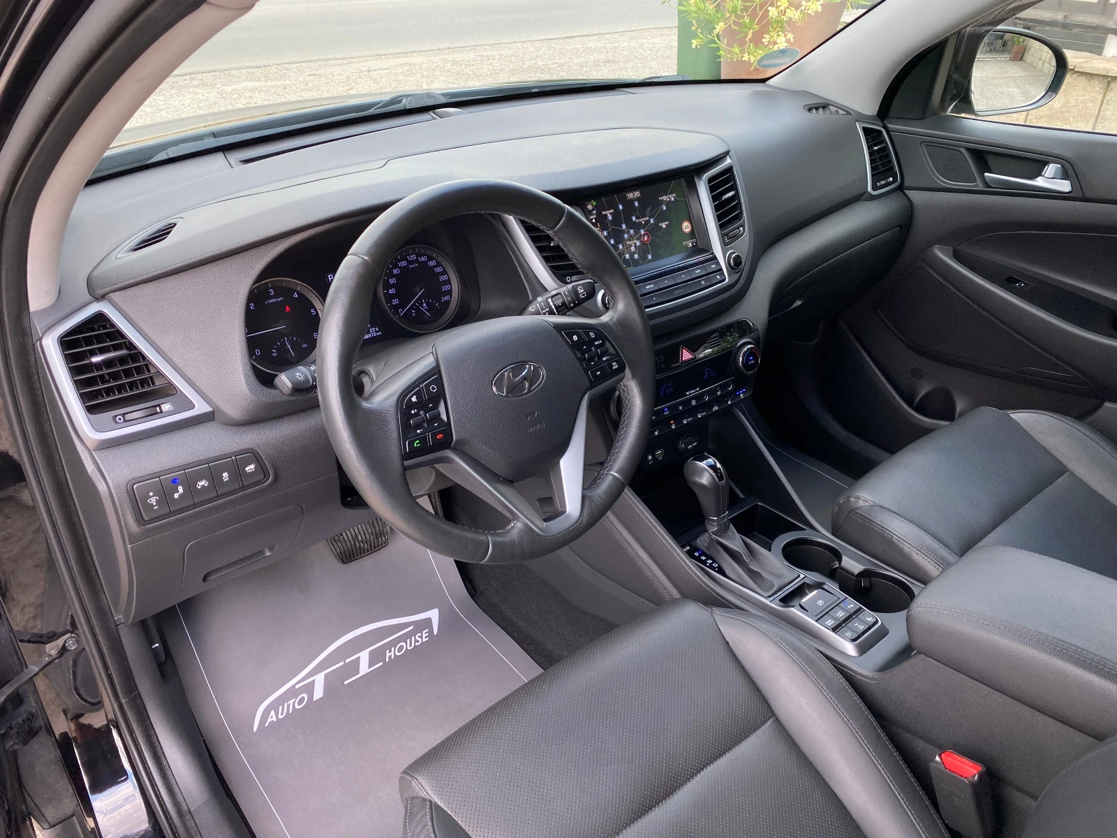Hyundai Tucson Premium* Key GO* Pano* Dis* Full*  , снимка 8 - Автомобили и джипове - 55197698