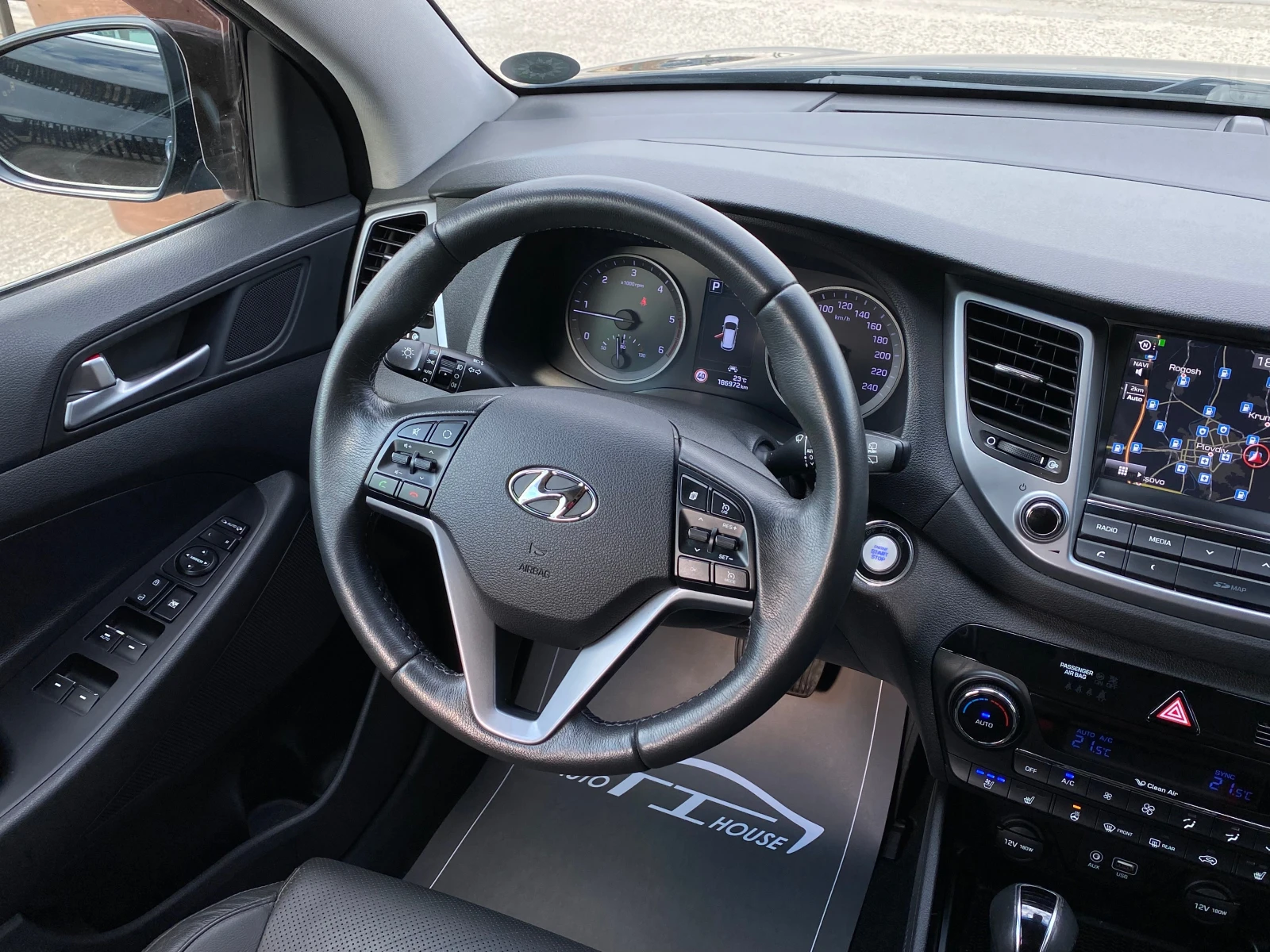 Hyundai Tucson Premium* Key GO* Pano* Dis* Full*  , снимка 13 - Автомобили и джипове - 55197698