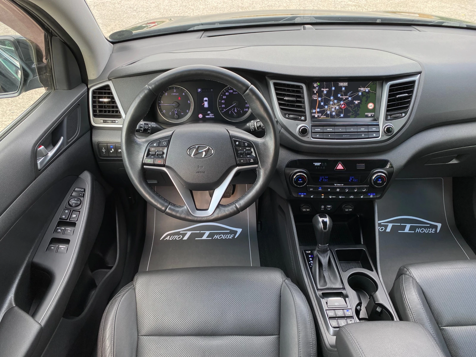 Hyundai Tucson Premium* Key GO* Pano* Dis* Full*  , снимка 11 - Автомобили и джипове - 55197698
