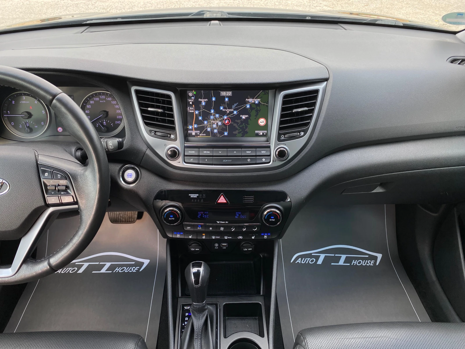 Hyundai Tucson Premium* Key GO* Pano* Dis* Full*  , снимка 12 - Автомобили и джипове - 55197698
