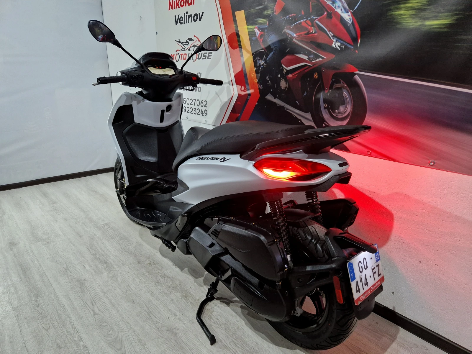 Piaggio Beverly 400 HPE, ABS-ASR, 2024г.-8236км.!, снимка 4 - Мотоциклети и мототехника - 55418112