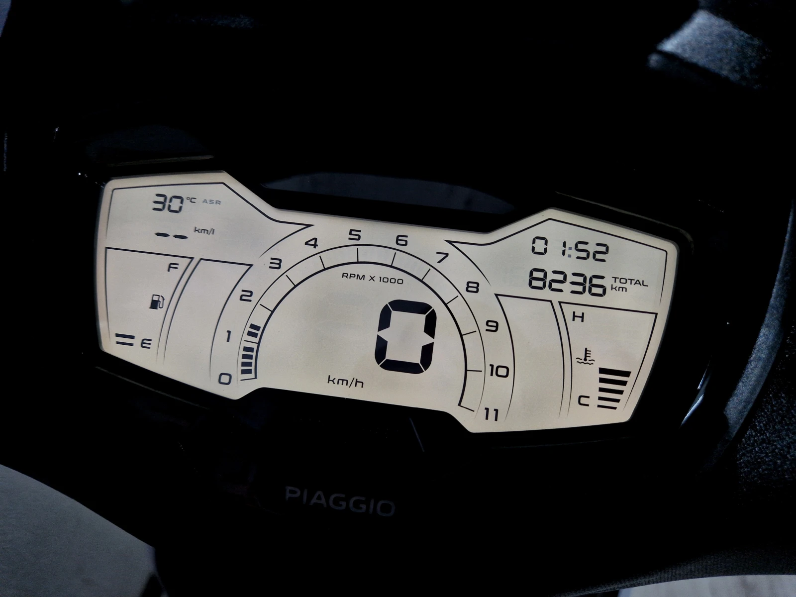 Piaggio Beverly 400 HPE, ABS-ASR, 2024г.-8236км.!, снимка 13 - Мотоциклети и мототехника - 55418112