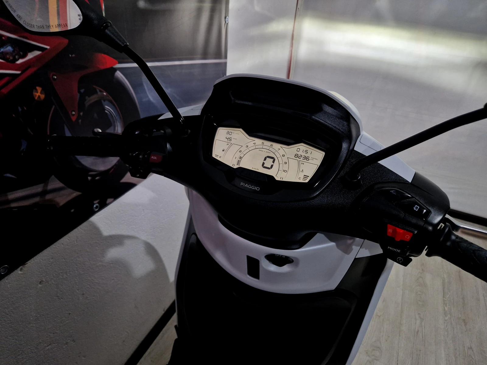 Piaggio Beverly 400 HPE, ABS-ASR, 2024г.-8236км.!, снимка 12 - Мотоциклети и мототехника - 55418112