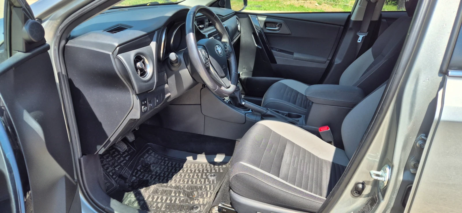 Toyota Auris D-4T, снимка 10 - Автомобили и джипове - 54857739