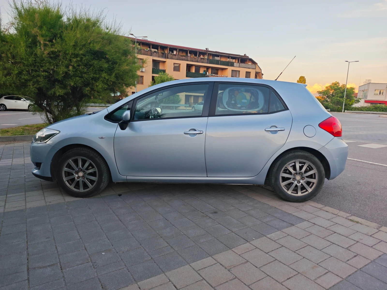 Toyota Auris 1.6i 16V VVT-i (124 к.с), снимка 7 - Автомобили и джипове - 54933511
