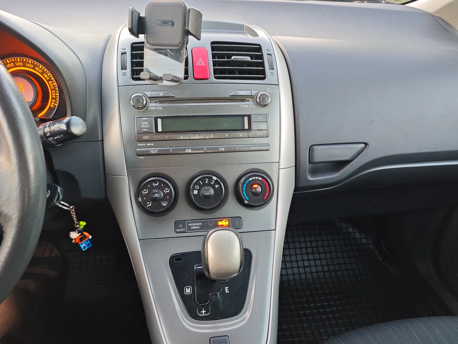 Toyota Auris 1.6i 16V VVT-i (124 к.с), снимка 17 - Автомобили и джипове - 54933511