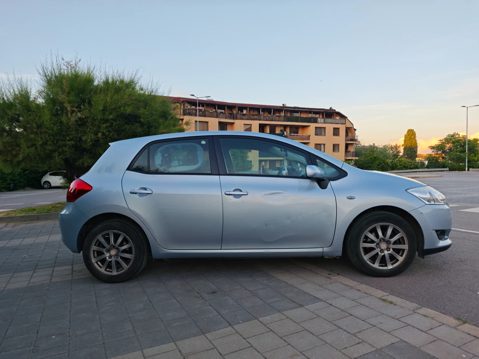 Toyota Auris 1.6i 16V VVT-i (124 к.с), снимка 2 - Автомобили и джипове - 54933511