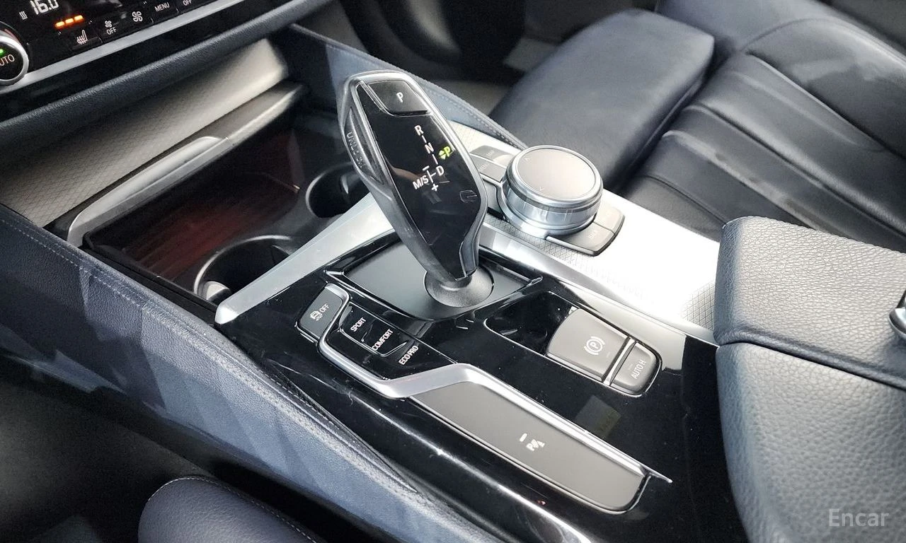 BMW 530 M* SPORT* ДИСТРОНИК* ХЕДЪП* LANE* ASSIST* , снимка 10 - Автомобили и джипове - 55623417