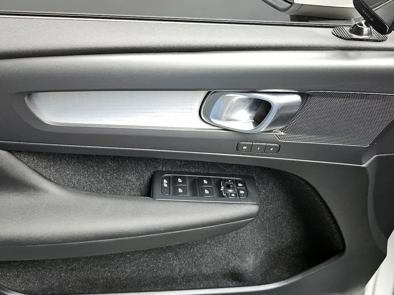 Volvo XC40 T4 MOMENTRUM, снимка 17 - Автомобили и джипове - 55925987
