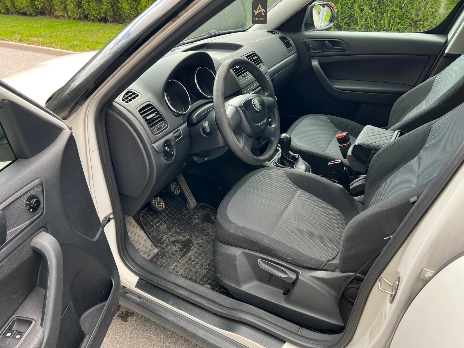 Skoda Yeti ОТЛИЧЕН, ЛИЧЕН, снимка 10 - Автомобили и джипове - 55001795