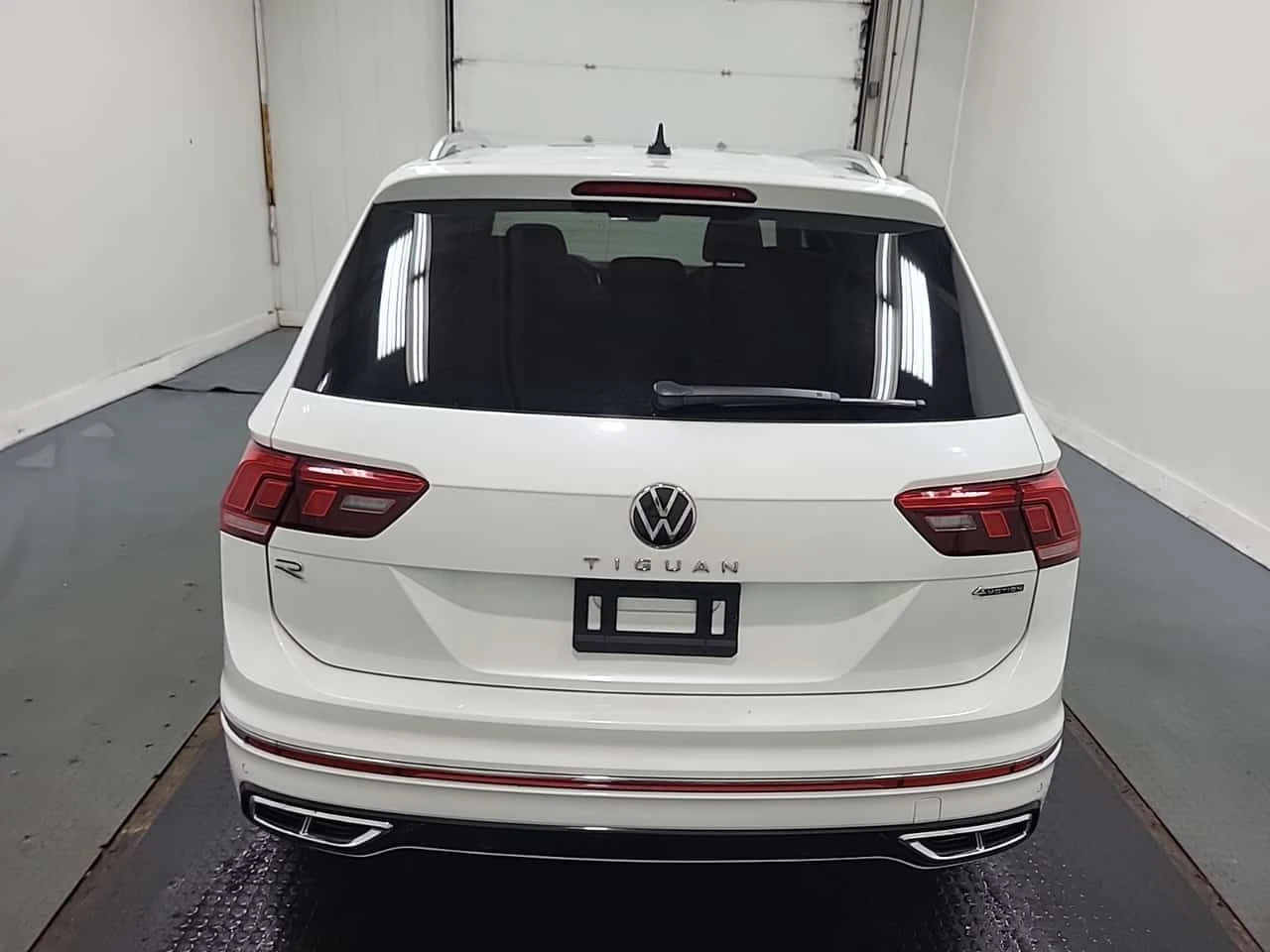 VW Tiguan  HIGHLINE R LINE / ОБДУХВАНЕ / ПАНОРАМА, снимка 17 - Автомобили и джипове - 55662893