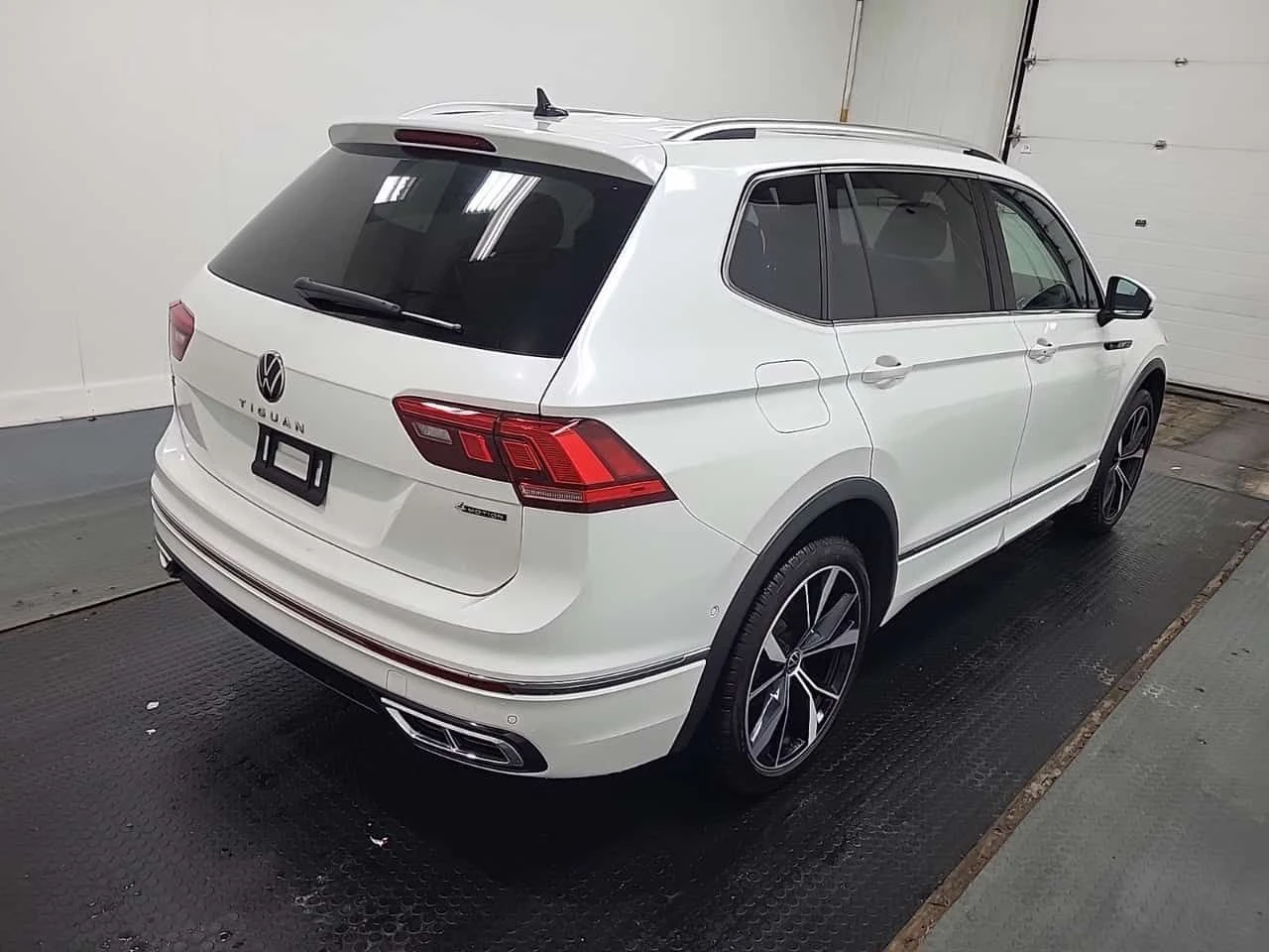 VW Tiguan  HIGHLINE R LINE / ОБДУХВАНЕ / ПАНОРАМА, снимка 3 - Автомобили и джипове - 55662893