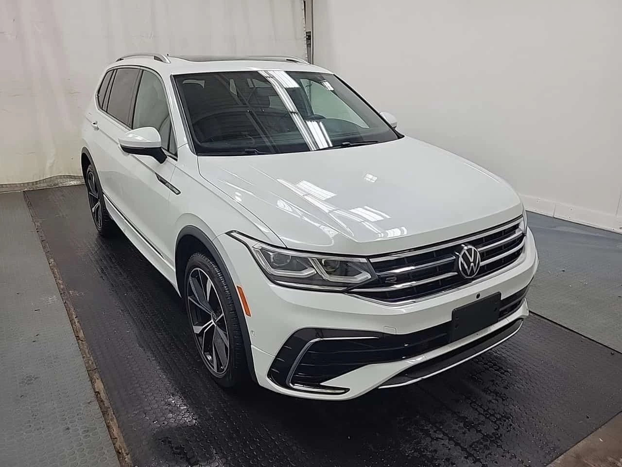 VW Tiguan  HIGHLINE R LINE / ОБДУХВАНЕ / ПАНОРАМА, снимка 2 - Автомобили и джипове - 55662893