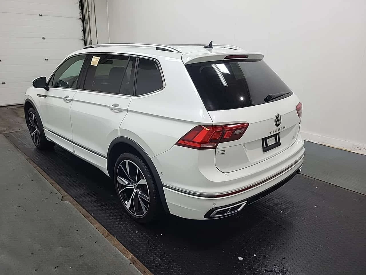 VW Tiguan  HIGHLINE R LINE / ОБДУХВАНЕ / ПАНОРАМА, снимка 4 - Автомобили и джипове - 55662893
