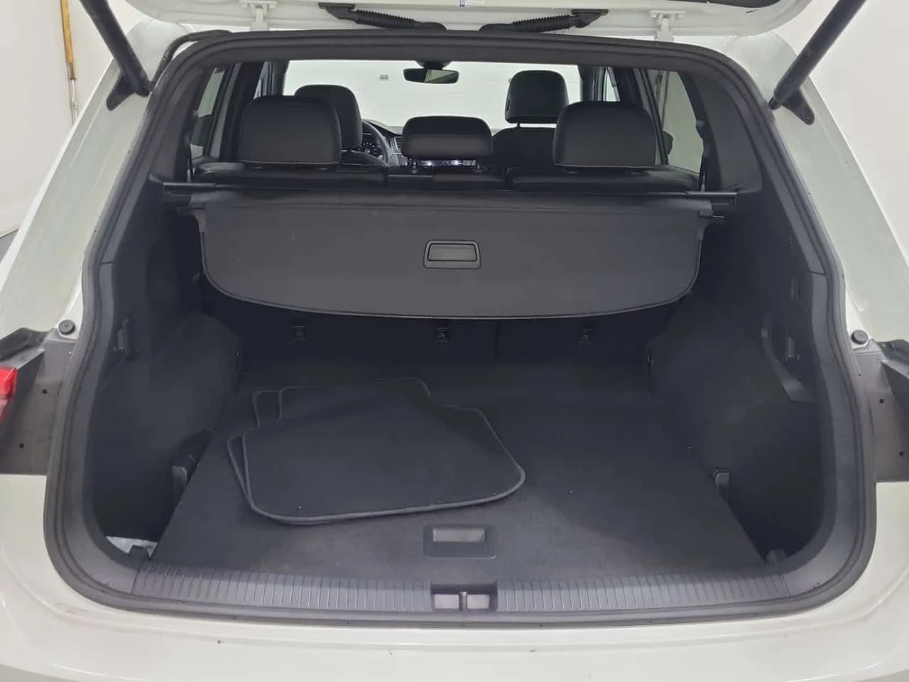 VW Tiguan  HIGHLINE R LINE / ОБДУХВАНЕ / ПАНОРАМА, снимка 14 - Автомобили и джипове - 55662893