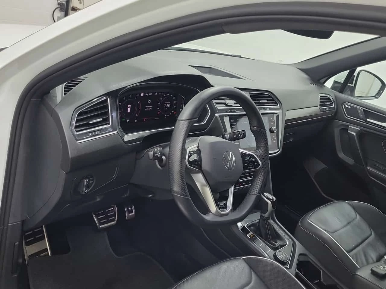 VW Tiguan  HIGHLINE R LINE / ОБДУХВАНЕ / ПАНОРАМА, снимка 10 - Автомобили и джипове - 55662893