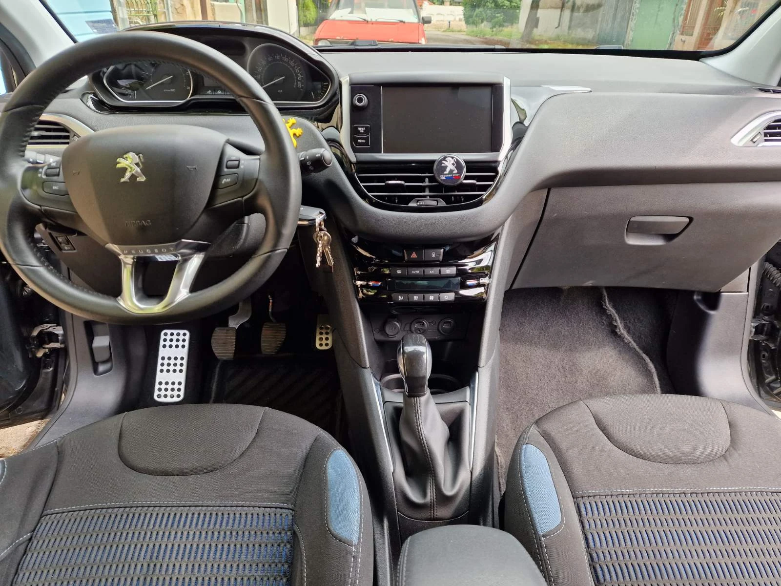 Peugeot 208  - изображение 10