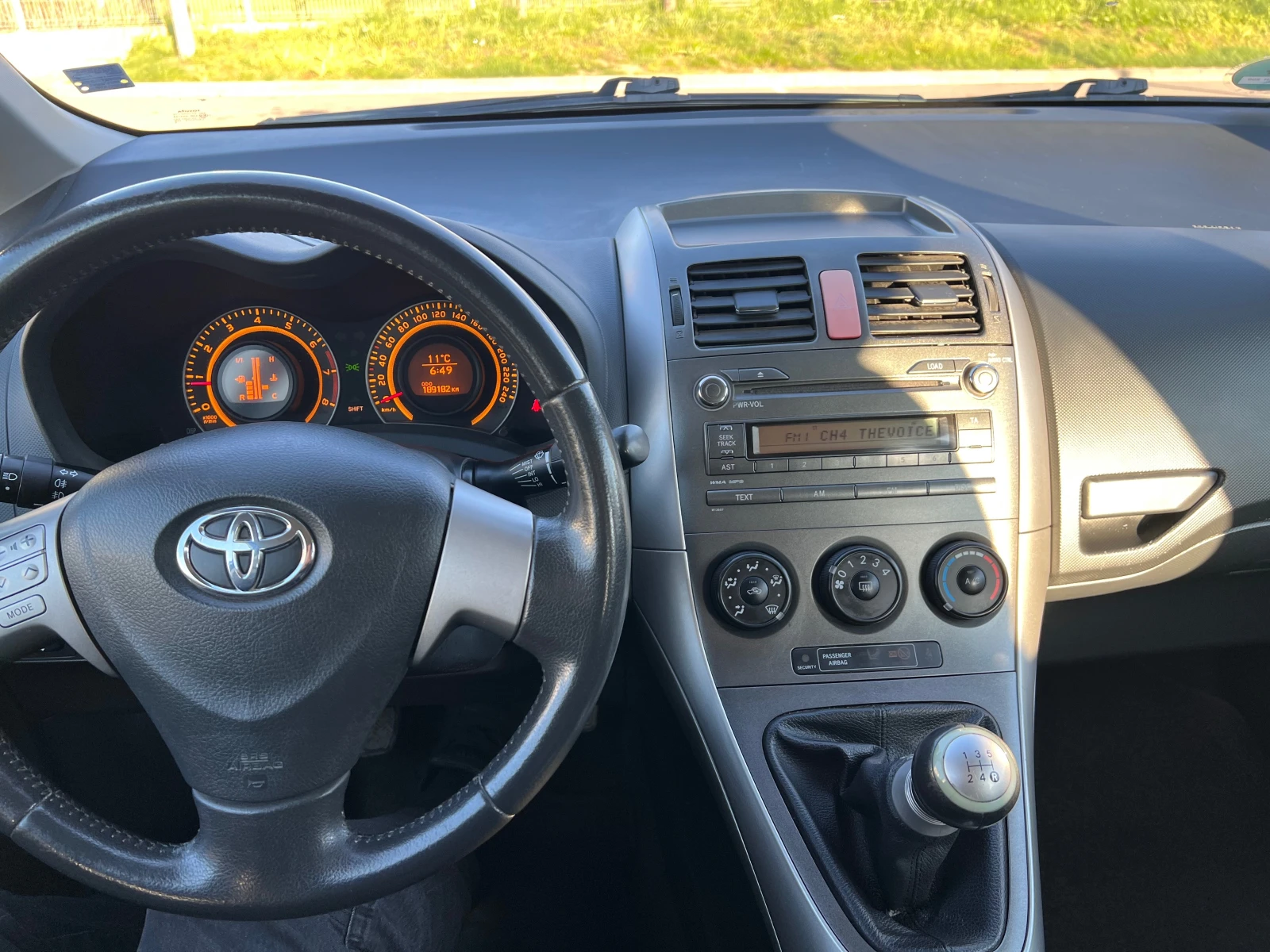Toyota Auris 1.4VVT-I, снимка 10 - Автомобили и джипове - 54347369