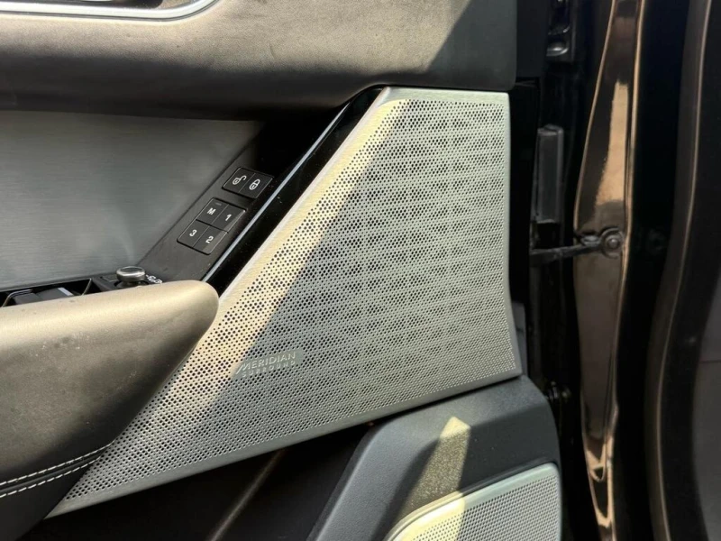 Land Rover Range Rover Velar * R Dynamic HSE NAVI| SUNROOF| BLUETOOTH * CARFAX , снимка 17 - Автомобили и джипове - 52866542
