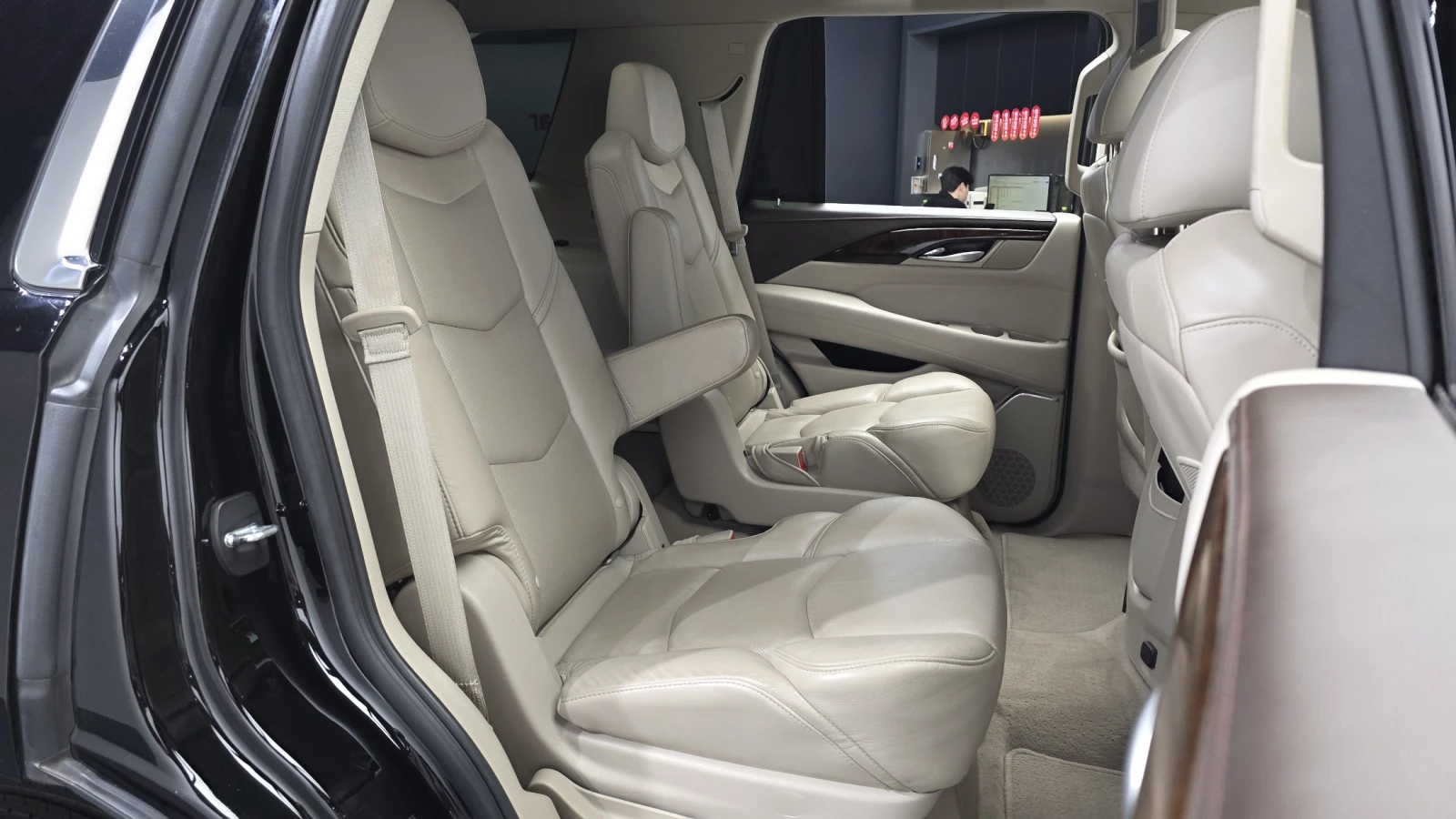 Cadillac Escalade 6.2* 360* ЕЛ. БАГАЖНИК* BLIND SPOT* HUD* КРАЙНА ЦЕ, снимка 12 - Автомобили и джипове - 55348450