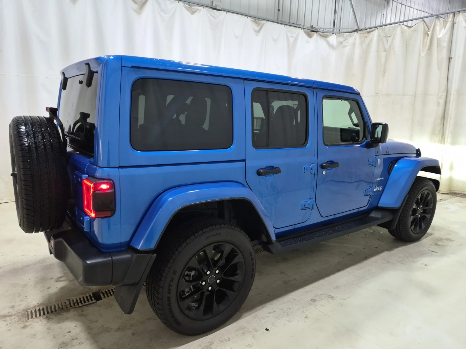 Jeep Wrangler 4xe SAHARA, АВТОКРЕДИТ, снимка 3 - Автомобили и джипове - 56302441