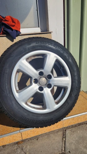 Гуми с джанти Bridgestone 195/65R15, снимка 2 - Гуми и джанти - 47503636