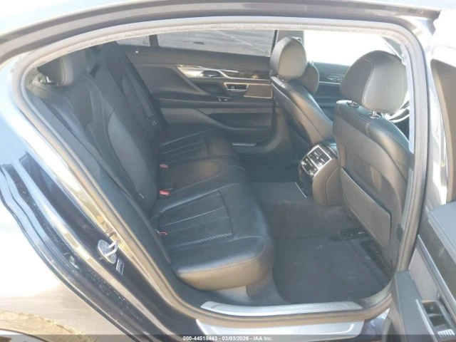BMW 740 * КОЖА* ПОДГРЕВ* ПАНОРАМА* NAVI* КАМЕРА* LED* , снимка 8 - Автомобили и джипове - 54957196