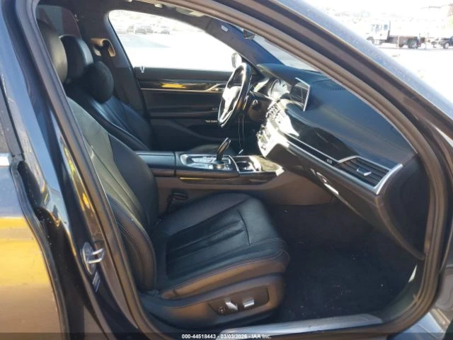 BMW 740 * КОЖА* ПОДГРЕВ* ПАНОРАМА* NAVI* КАМЕРА* LED* , снимка 5 - Автомобили и джипове - 54957196