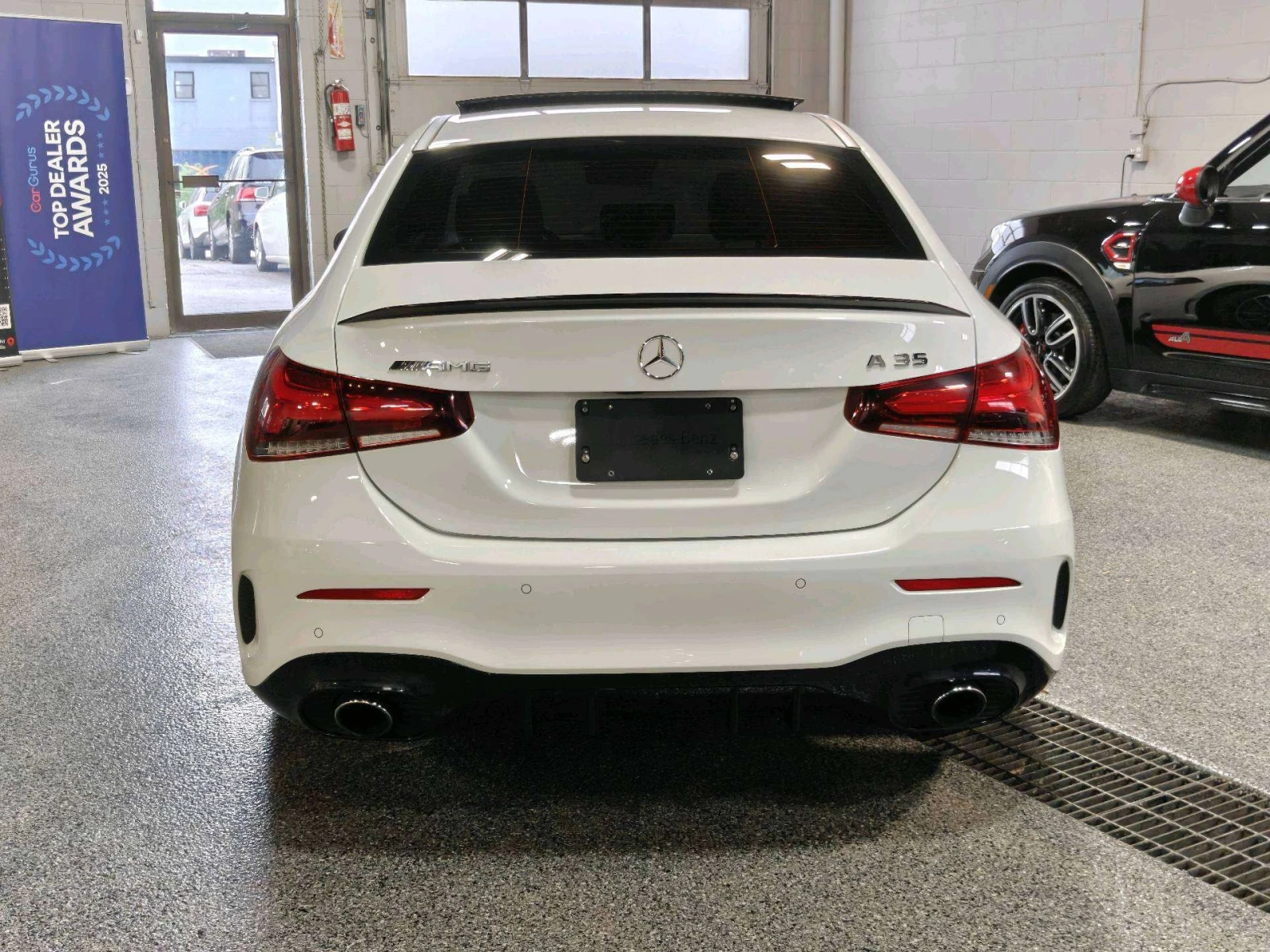 Mercedes-Benz A 35 AMG 4MATIC Sedan| CARPLAY| BLD SPT| NAVI| SUNR, снимка 4 - Автомобили и джипове - 56081452