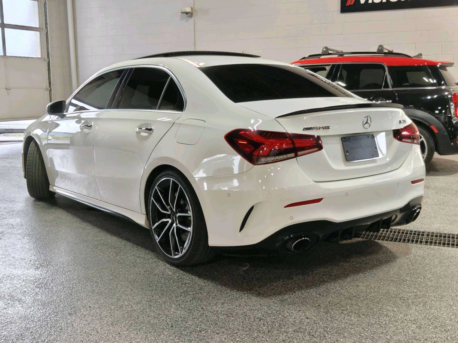 Mercedes-Benz A 35 AMG 4MATIC Sedan| CARPLAY| BLD SPT| NAVI| SUNR, снимка 3 - Автомобили и джипове - 56081452
