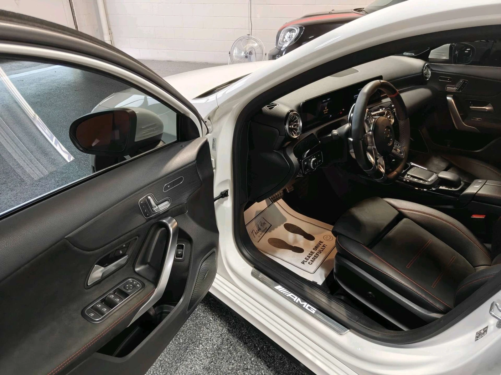 Mercedes-Benz A 35 AMG 4MATIC Sedan| CARPLAY| BLD SPT| NAVI| SUNR, снимка 9 - Автомобили и джипове - 56081452