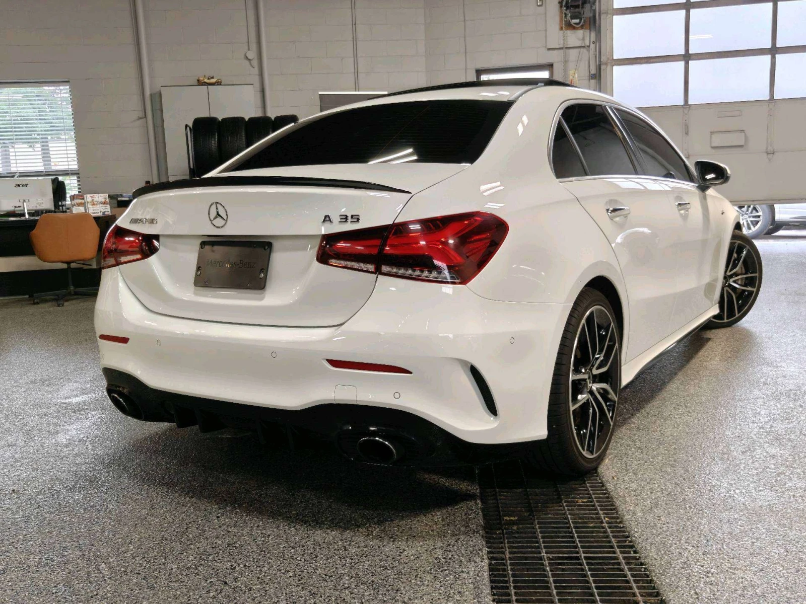 Mercedes-Benz A 35 AMG 4MATIC Sedan| CARPLAY| BLD SPT| NAVI| SUNR, снимка 5 - Автомобили и джипове - 56081452