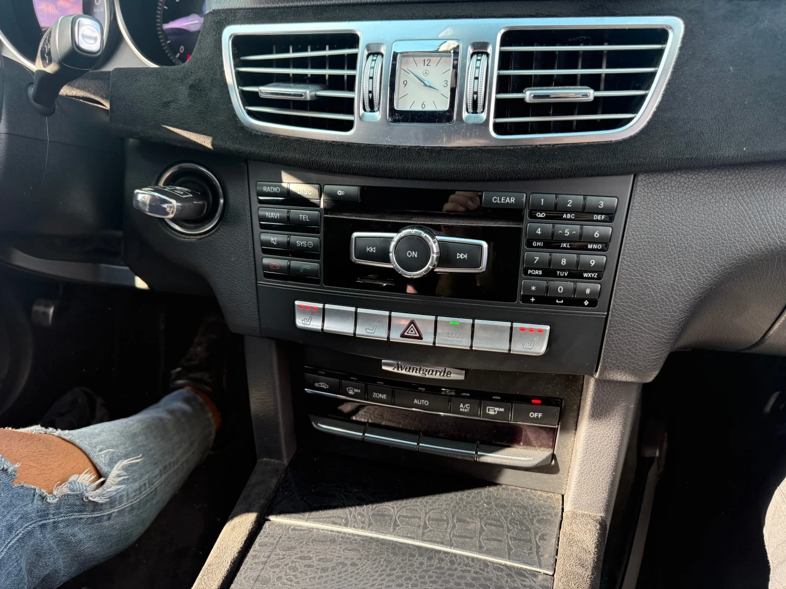 Mercedes-Benz 220 E220/ AMG / CARPLAY, снимка 13 - Автомобили и джипове - 56626527
