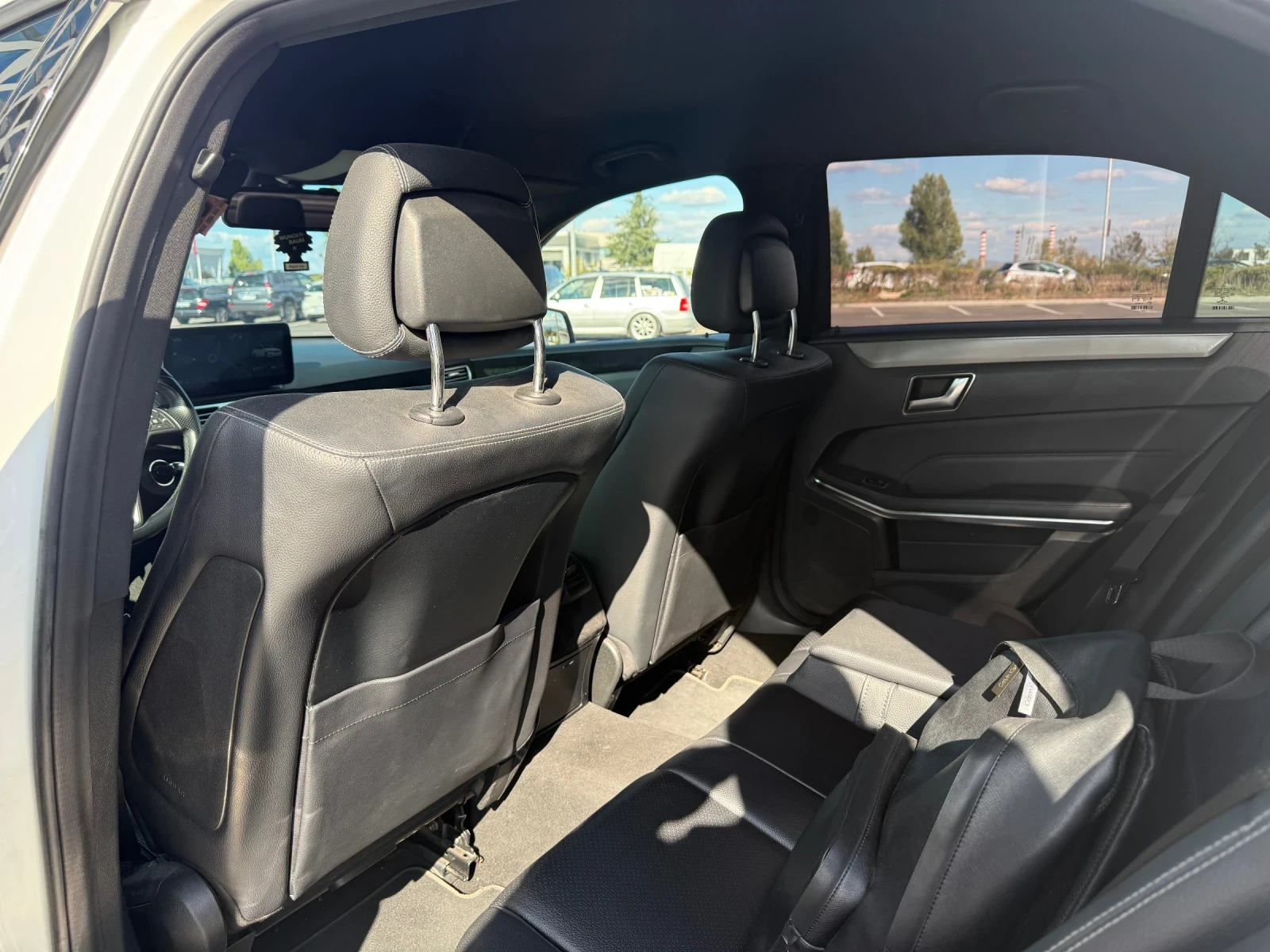 Mercedes-Benz 220 E220/ AMG / CARPLAY, снимка 14 - Автомобили и джипове - 56626527