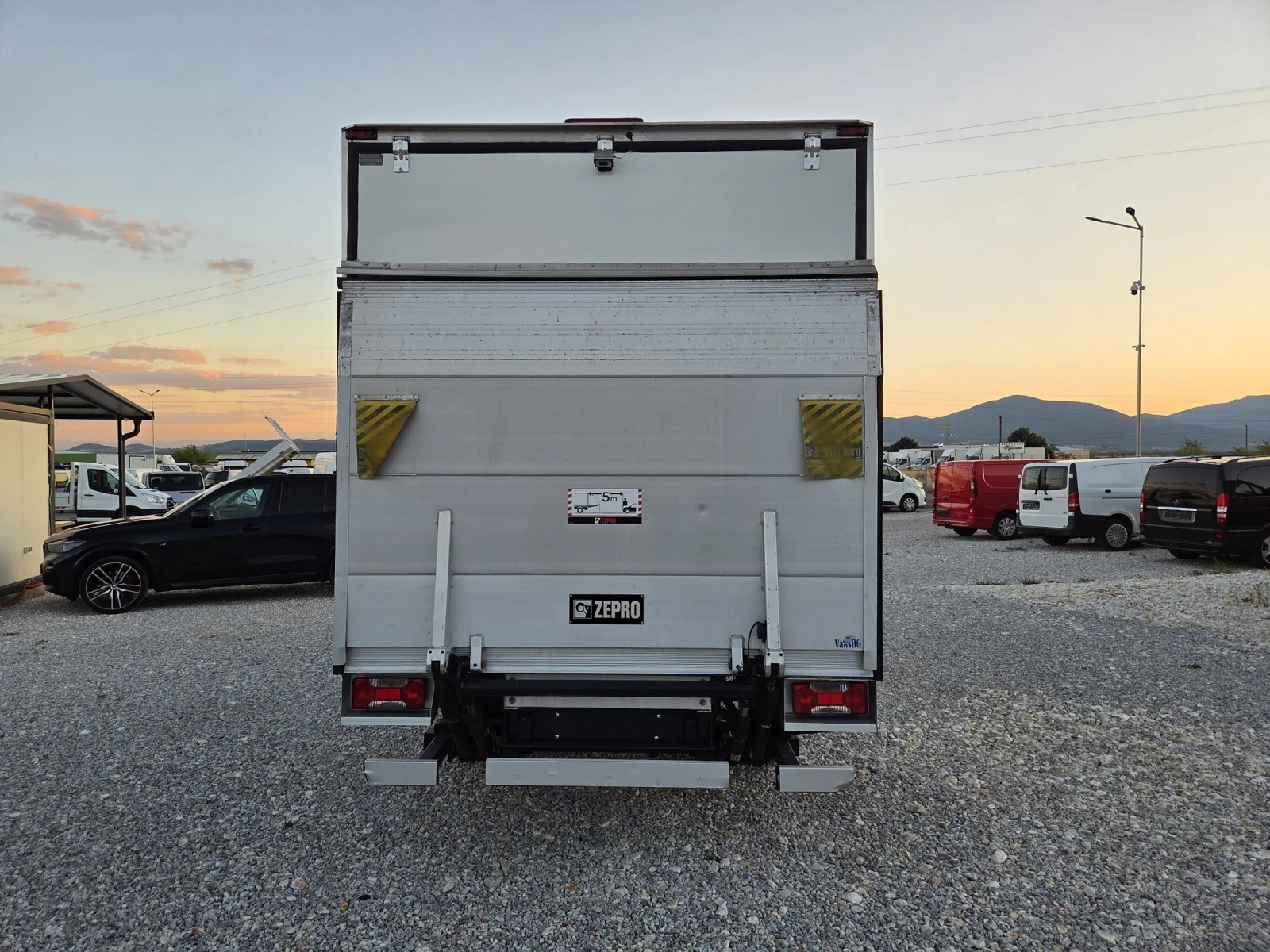 Iveco Daily 35s18, ХЛАДИЛЕН, Падащ борд, Климатик - изображение 4