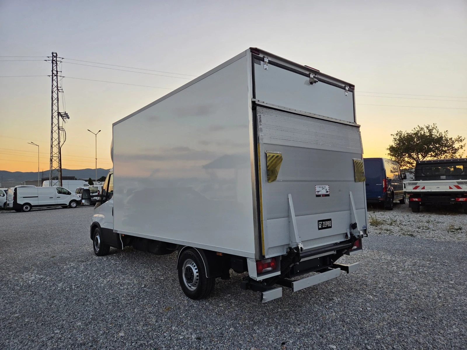 Iveco Daily 35s18, ХЛАДИЛЕН, Падащ борд, Климатик - изображение 3