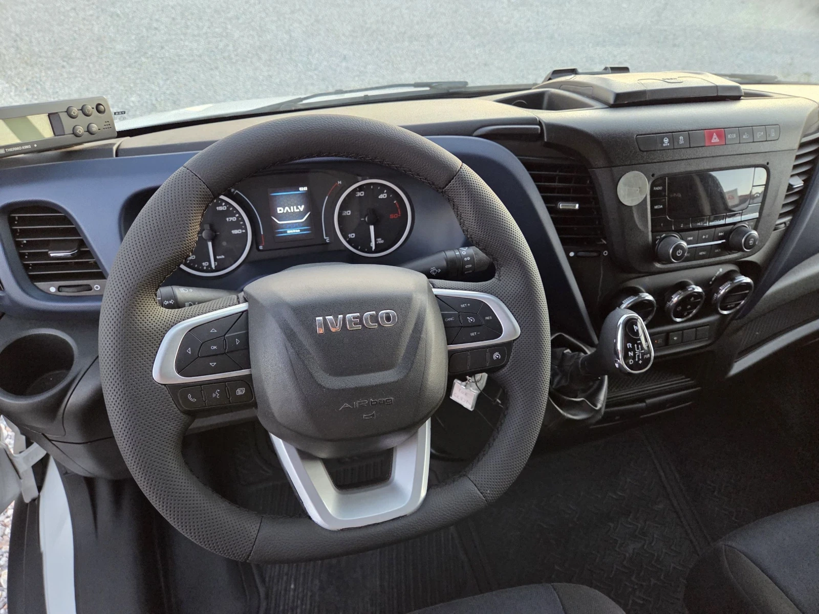 Iveco Daily 35s18, ХЛАДИЛЕН, Падащ борд, Климатик - изображение 10