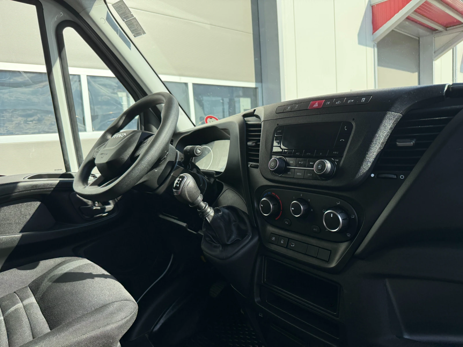 Iveco Daily 2.3 Фургон с падащ борд, снимка 12 - Бусове и автобуси - 54736107