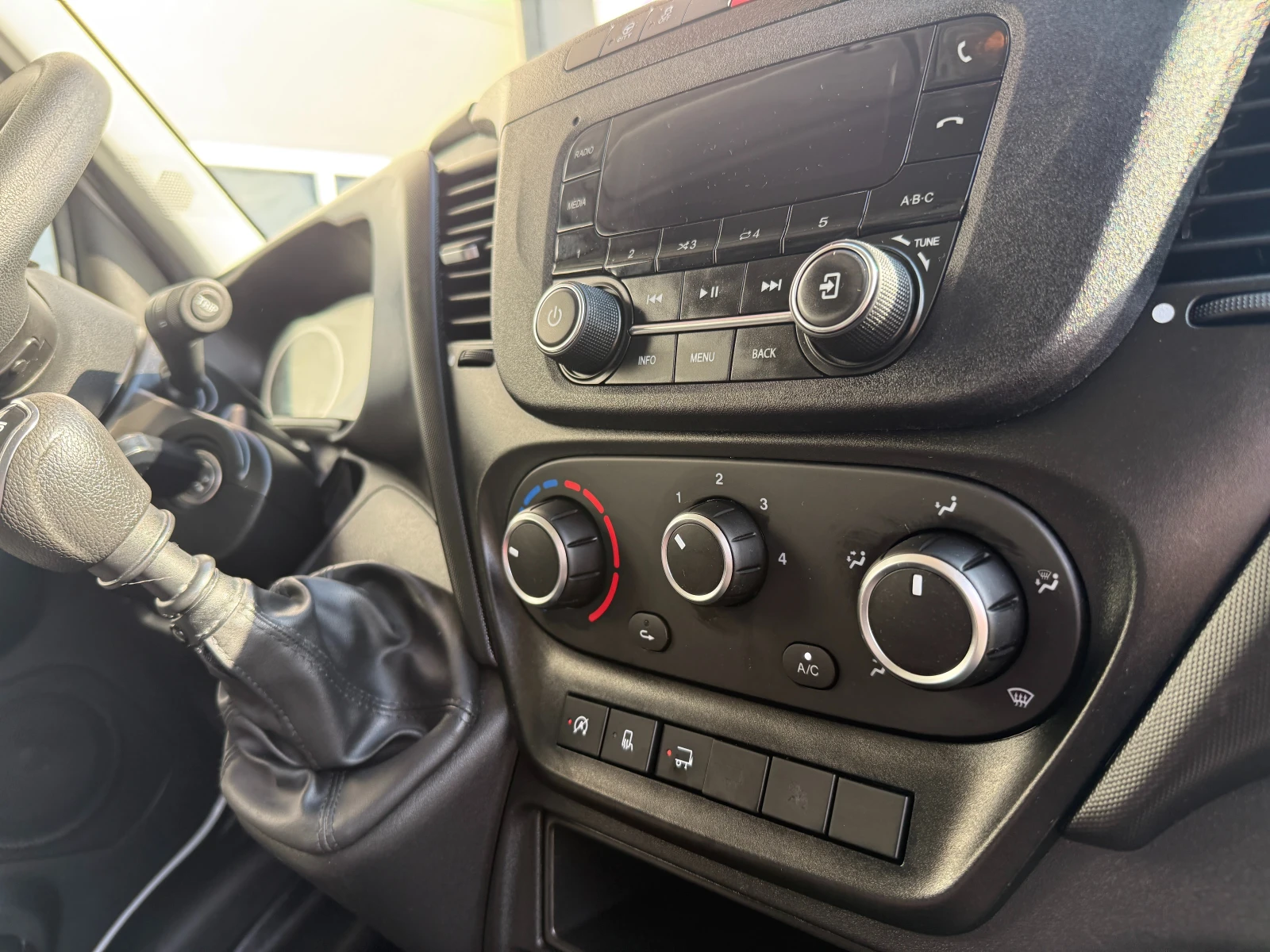 Iveco Daily 2.3 Фургон с падащ борд, снимка 13 - Бусове и автобуси - 54736107