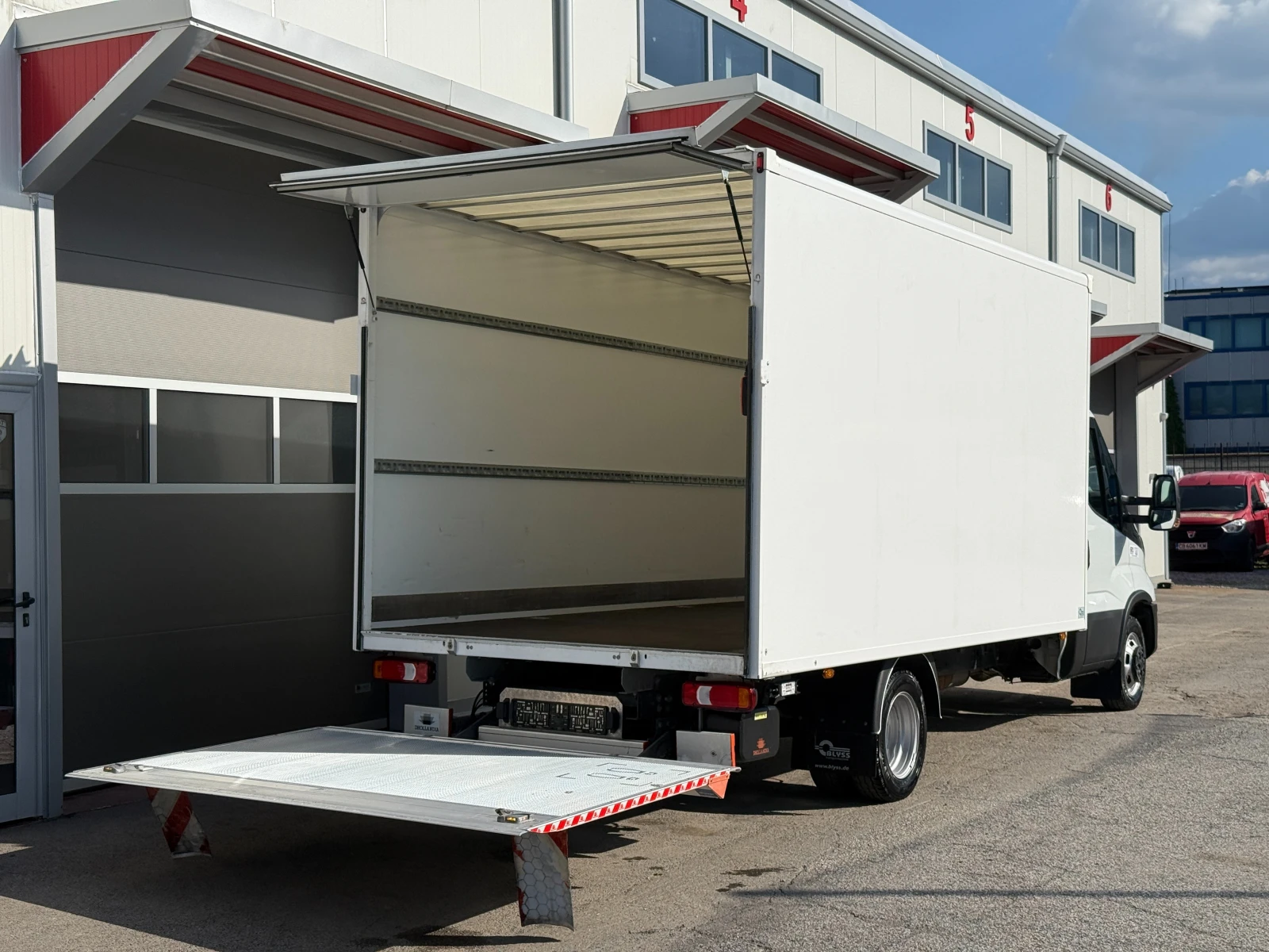 Iveco Daily 2.3 Фургон с падащ борд, снимка 6 - Бусове и автобуси - 54736107