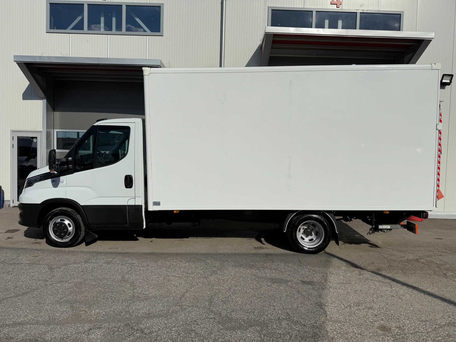 Iveco Daily 2.3 Фургон с падащ борд, снимка 2 - Бусове и автобуси - 54736107