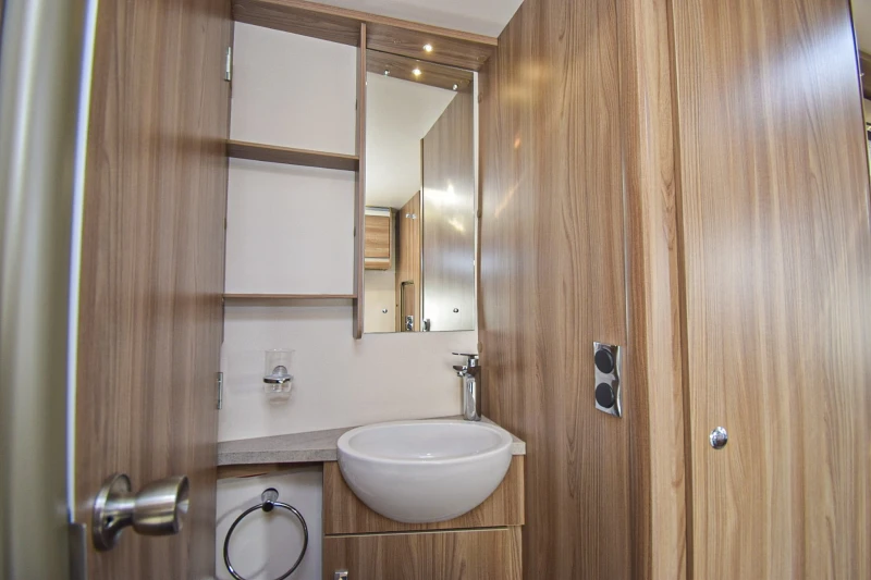 Каравана Sprite Cruiser 480 SR, снимка 17 - Каравани и кемпери - 53179707