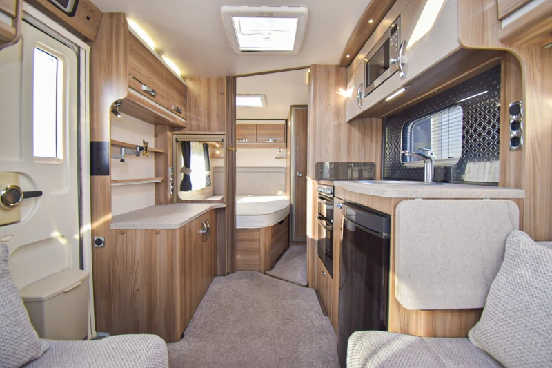 Каравана Sprite Cruiser 480 SR, снимка 12 - Каравани и кемпери - 53179707