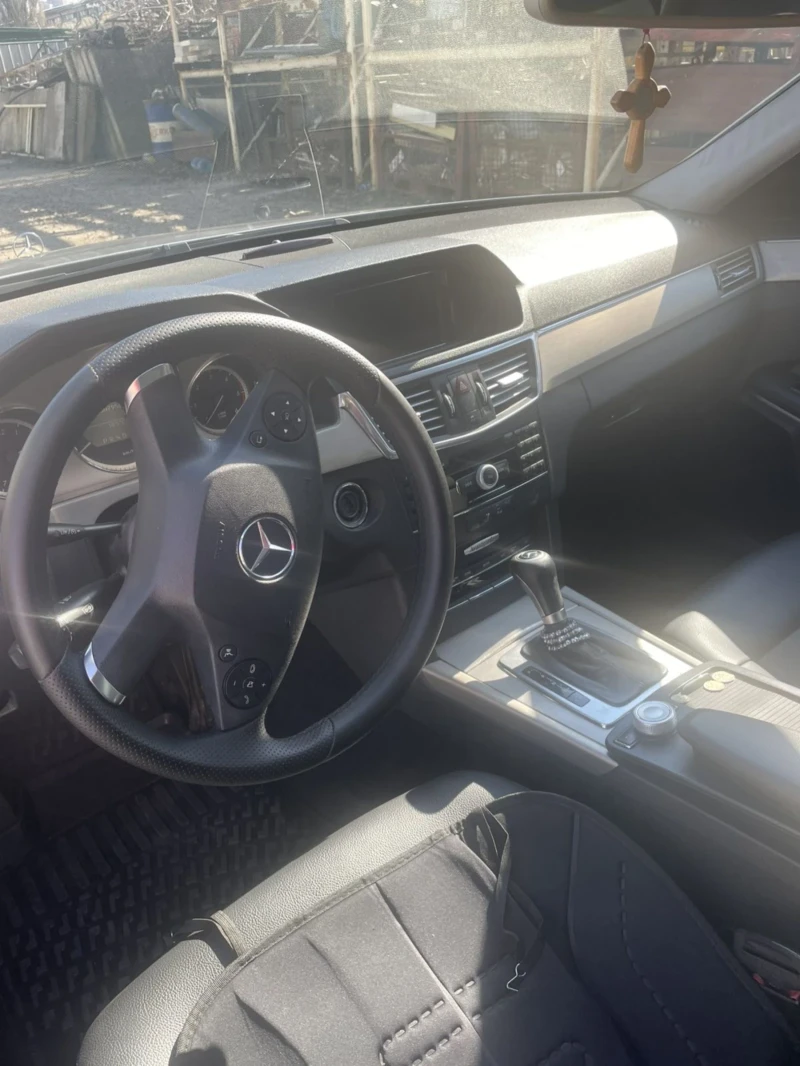 Mercedes-Benz E 220, снимка 11 - Автомобили и джипове - 52504290