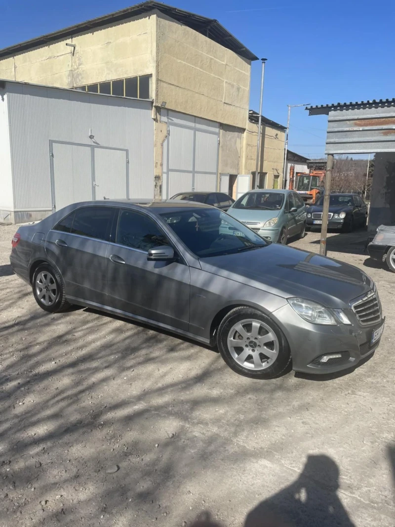 Mercedes-Benz E 220, снимка 2 - Автомобили и джипове - 52504290