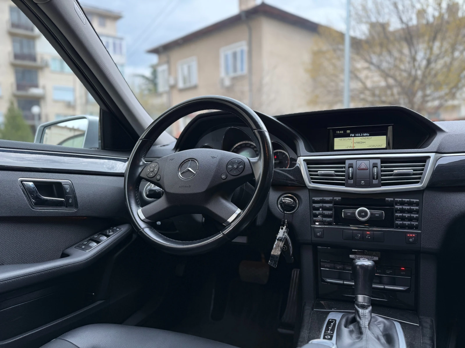 Mercedes-Benz E 220 Avantgarde, снимка 15 - Автомобили и джипове - 54044072